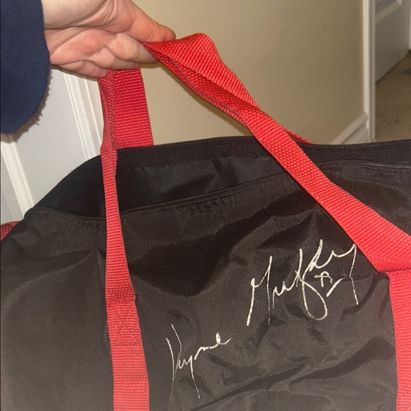 Coca Cola NFL Classic Black and Red Duffel Bag signed by Wayne Gretsky - Picture 10 of 11